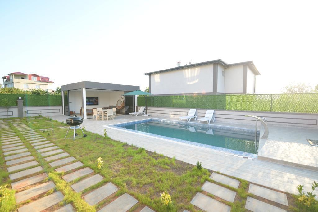 ARAKLI HÜRRİYET MAHALLESİNDE HAVUZLU LÜKS SATILIK VİLLALAR